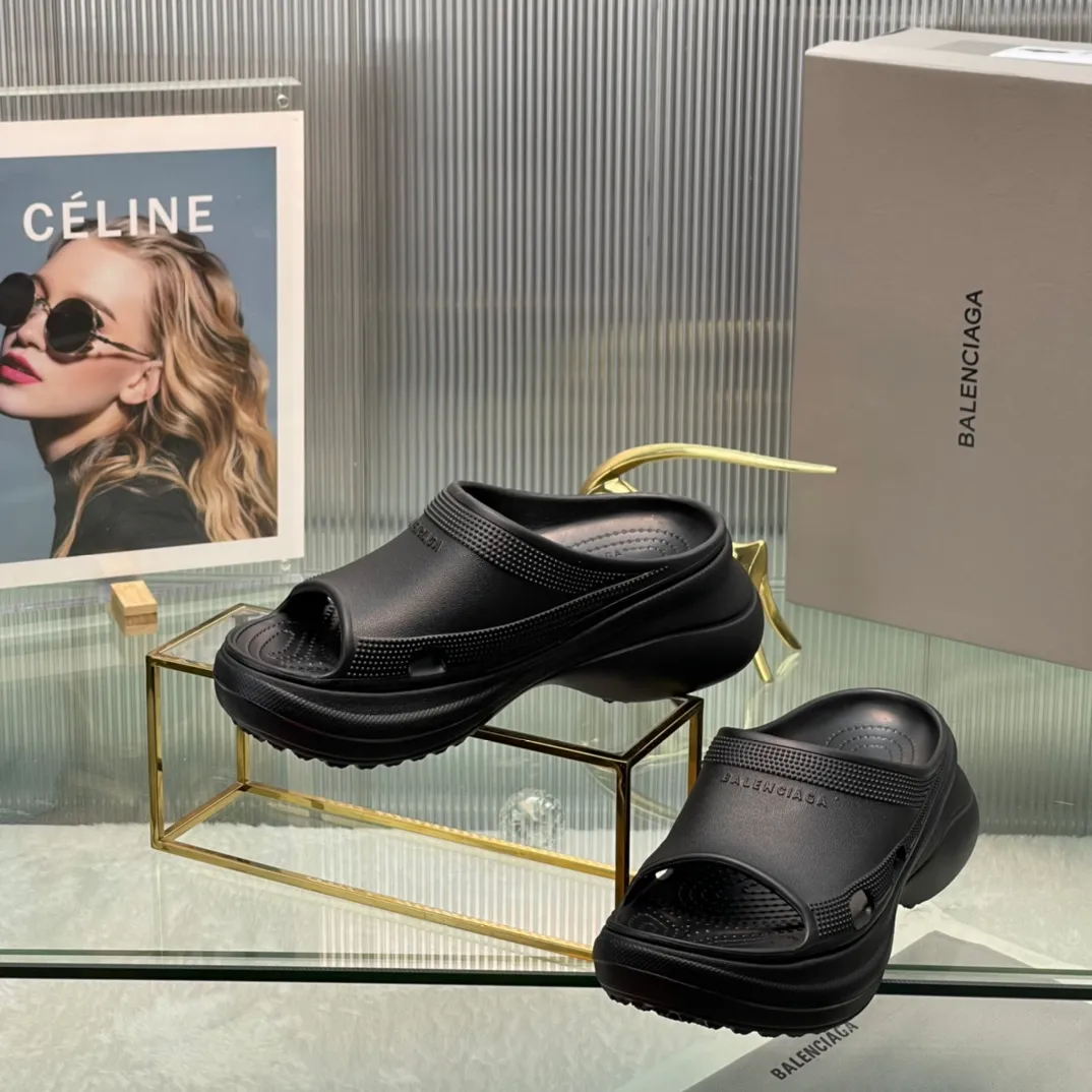 👟👟Ex-factory price 380👟👟 35-41 ‍🔥 ‍🔥 ‍🔥Balenciaga’s latest hole-in-the-wall slippers are now available! 🎉🎉🎉A sandal that is popular on Instagram, 🎊🎊🎊 and all major platforms of Xiaohongshu! Made of high-tech materials and molded in one piece, it is lightweight, wear-resistant, and waterproof! ✨✨✨ The heel height is 6CM. The colors are being added one after another to meet your various color combinations and different needs. A very cost-effective product!